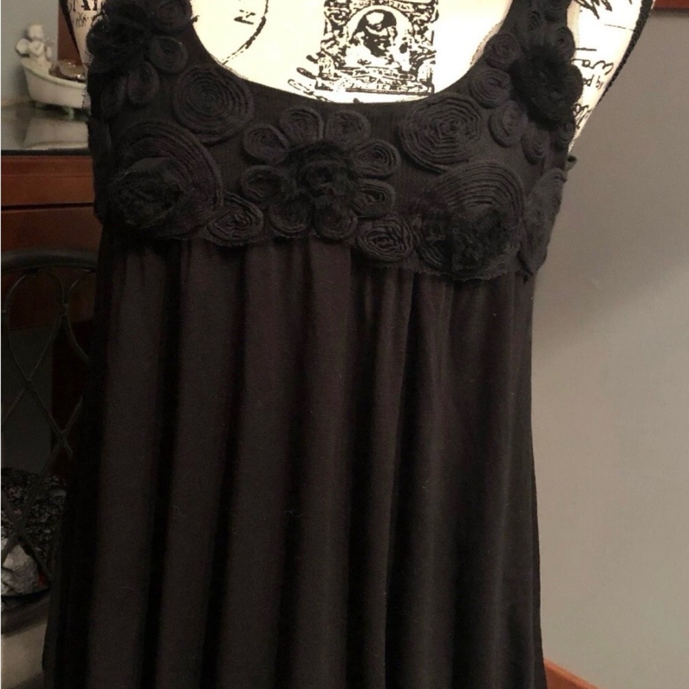 Urban Behavior Black Stretch Sleeveless Top Size XS w/floral rosette appliqué